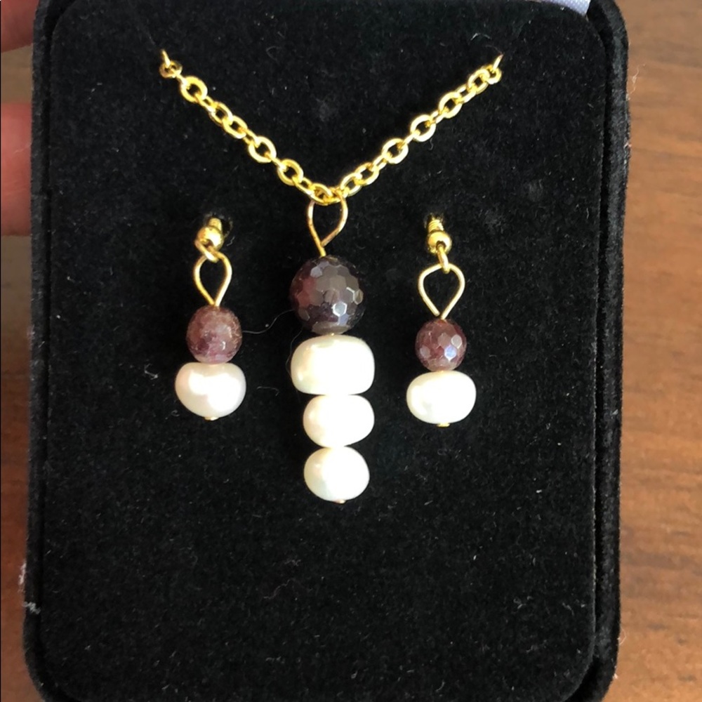 Pearl necklace and matching earrings